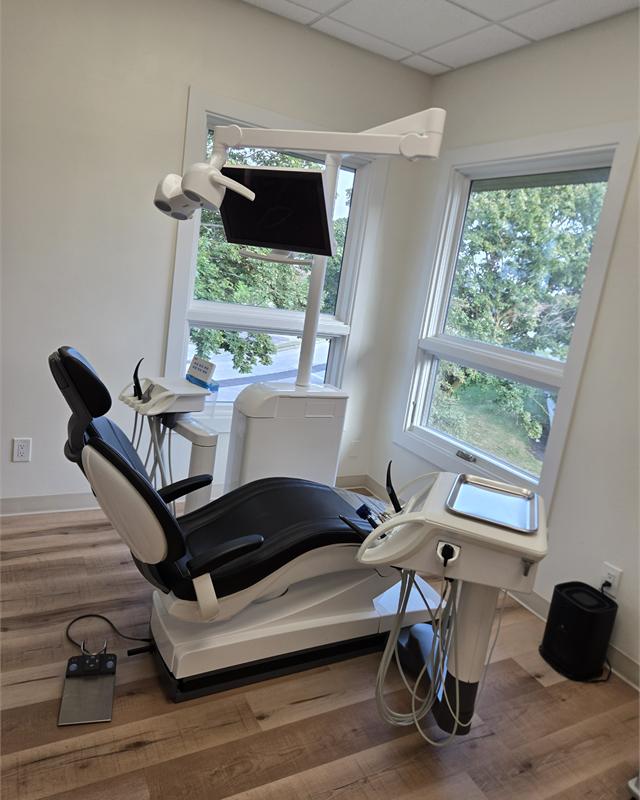 Dental-style clinical room with chairs and clean flooring.